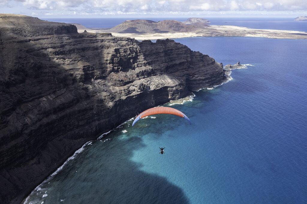 Erleben Sie Lanzarote aus der Luft beim Gleitschirmfliegen